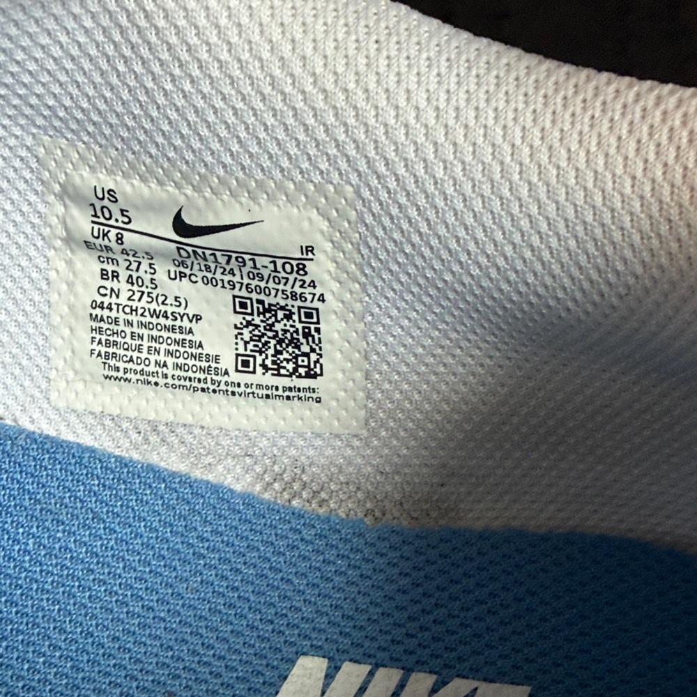 Nike Classic White and Red Sneakers - Picture 4 of 6